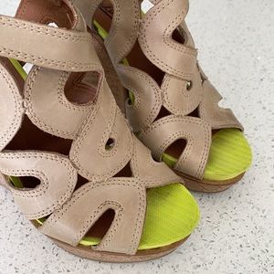Lucky Brand  NEON wedges shoes trending leather, cork tan neon size 6.5 Sandles